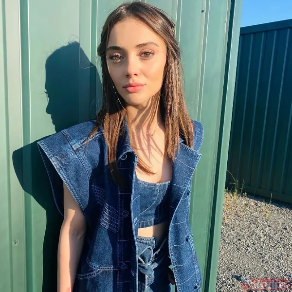 Duy Beni’nin Ekim’i Rabia Soytürk göğüs dekoltesinde sınır tanımadı! Sütyensiz pozları sosyal medyayı ikiye böldü! Caner Topçu'nun partneri... - 7