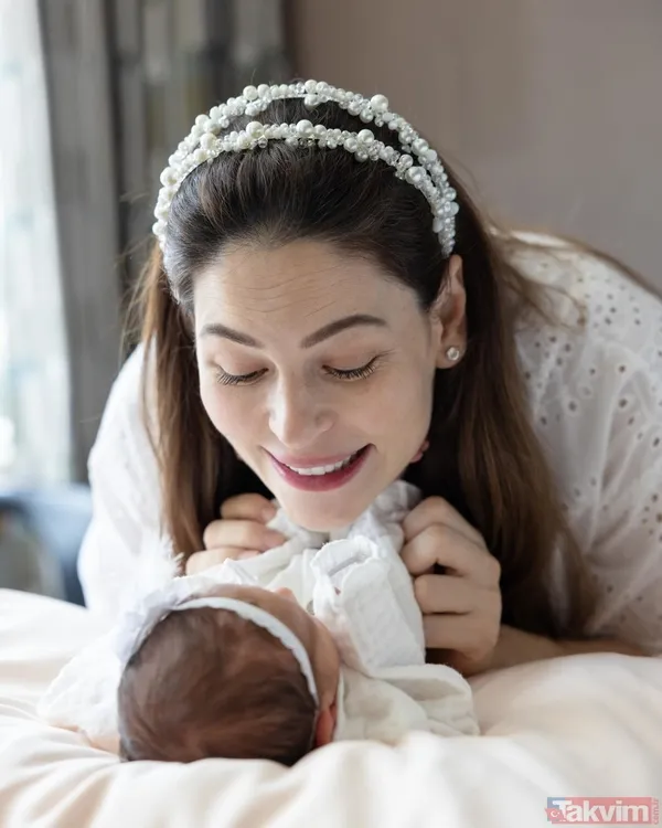 Minik kızını ilk kez paylaştı! 6 gün önce anne olan Yıldız Çağrı Atiksoy’dan çekirdek aile paylaşımı! İlk yorum Esra Erol ve Özge Törer’den... - 16