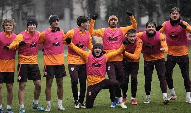 abdullah-avci-ile-u15-oyuncusu-arasinda-keyifli-sohbet-yine-yan-pas-diyorlar-1704843525881.jpeg Abdullah Avcı ile U15 oyuncusu arasında keyifli sohbet: Yine yan pas diyorlar!-8