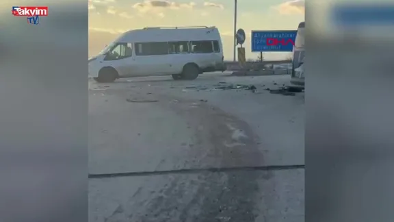 Öğrenci servis minibüsü ile otomobil çarpıştı: 9 yaralı