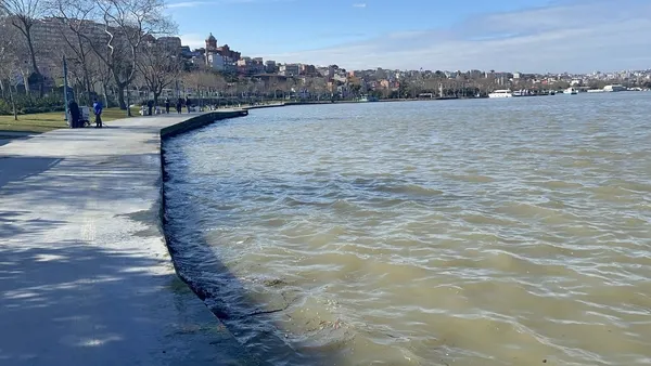 istanbulda-bogaza-ve-halice-camur-akti-deniz-kahverengiye-dondu-1644413370085.jpg İstanbul'da Boğaz'a ve Haliç'e çamur aktı! Deniz kahverengiye döndü-9