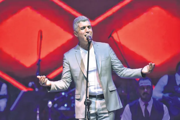 kar-istanbula-unlulerin-renkli-pozlari-sosyal-medyaya-dustu-burak-ozcivit-ve-fahriye-evcenden-damga-fotografla-1642966332113.jpg Kar İstanbul'a ünlülerin renkli pozları sosyal medyaya düştü! Burak Özçivit ve Fahriye Evcen'den damga vuran fotoğraflar-13