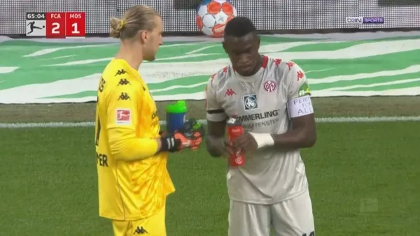 bundesligada-tarihe-gecen-olay-mainz-05-formasi-giyen-moussa-niakhatenin-orucunu-acmasi-icin-hakem-oyunu-durdu-1649434771500.jpg Bundesliga'da tarihe geçen olay! Mainz 05 forması giyen Moussa Niakhate'nin orucunu açması için hakem oyunu durdurdu-6