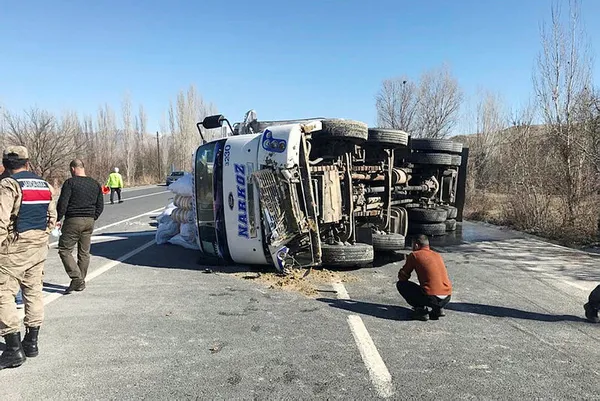 malatyada-freni-patlayan-kamyon-devrildi-6-yarali-1612624618968.jpg Malatya'da freni patlayan kamyon devrildi: 6 yaralı-4