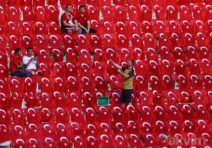 Türkiye-Fransa maçı öncesi Konya Büyükşehir Belediye Stadyumu kırmızı beyaza büründü