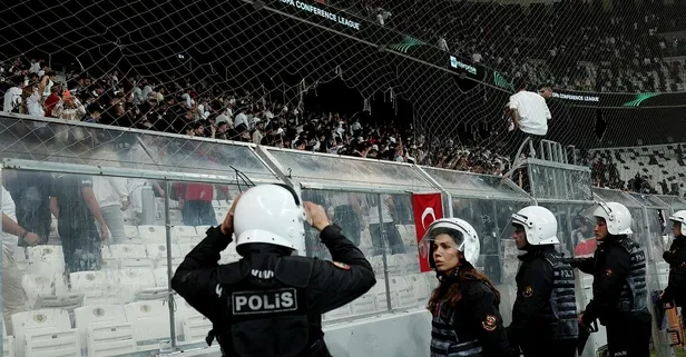 Beşiktaş taraftarı stadı terk etmiyor! Yönetime sert tepki