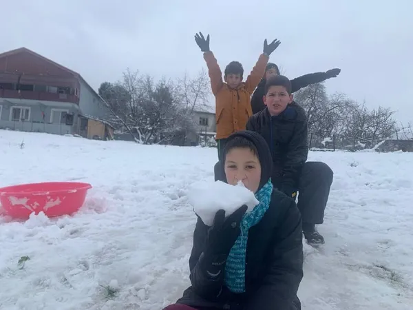 kar-topu-oynamak-isteyen-cocugun-gulumseten-istegi-karlari-temizlemeyin-1610976630456.jpg Kar topu oynamak isteyen çocuğun gülümseten isteği: Karları temizlemeyin-5