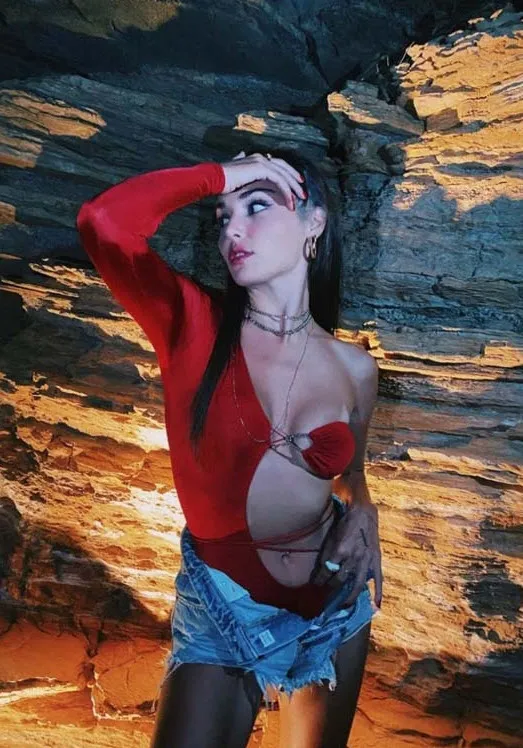 Hande Erçel yarı çıplak partiledi yıktı geçti ne kelime ateşe verdi! Kerem Bürsin zapt edemiyor parayı bulunca açtıkça açtı-6