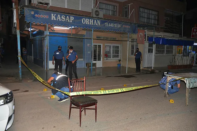 Adana'da kanlı pusu! Mekan çıkışı dehşet saçtılar