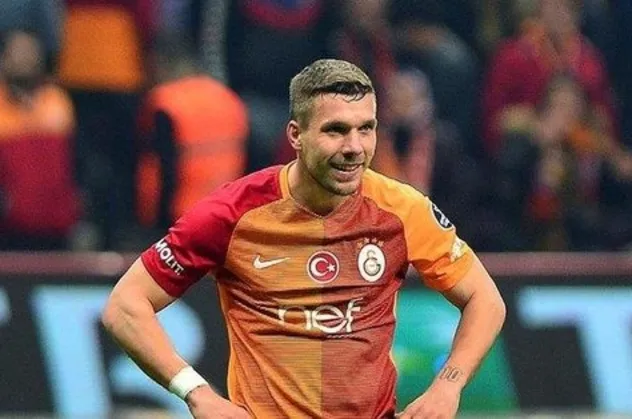 Lukas Podolski'den Galatasaray'a şampiyonluk tebriği!