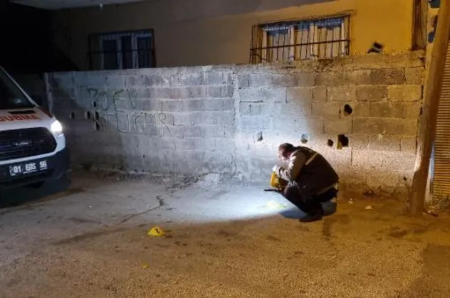 Adana'da gece yarısı silahlar konuştu! Evinin yakınında kurşunladılar