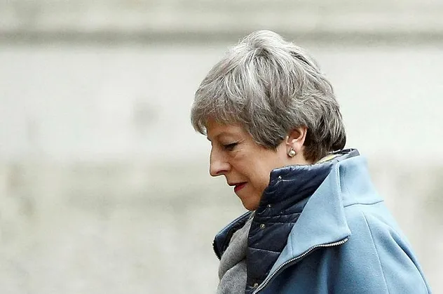 Theresa May'e bir darbe daha! 7 seçenek kalacak...