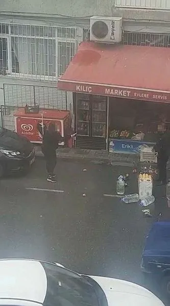 uskudarda-bicakli-saldirgan-dehseti-kadin-bakkal-sahibini-bicakladi-1681310837295.jpeg Üsküdar’da bıçaklı saldırgan dehşeti: Bir kadın bakkal sahibini bıçakladı | Market savaş alanına döndü-3