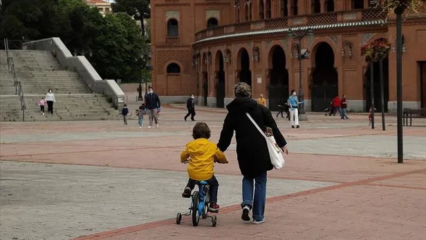 ingilterede-carpici-gercek-ortaya-cikti-koronavirus-vakalarindaki-artis-en-cok-11-18-yas-araligindakilerde-goruldu-1607626742493.jpg İngiltere'de çarpıcı gerçek ortaya çıktı: Koronavirüs vakalarındaki artış en çok 11-18 yaş aralığındakilerde görüldü-2