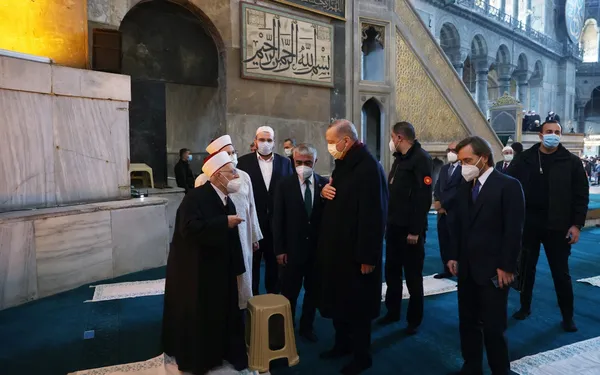 cuma-namazinda-anlamli-detay-bu-kez-ayasofyada-imam-oldu-1607090442523.jpg Ayasofya'da sürpriz konuk! Erdoğan o ismin ardında saf tuttu-3