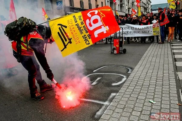 Fransa'da göstericiler yine sokaklara döküldü! - 3