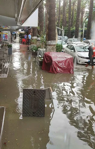 İzmir'de yine bilindik görüntü! Sağanak yağışın ardından sokaklar denize döndü!