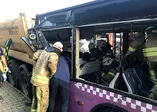 Halk otobüsü hafriyat kamyonuna çarptı