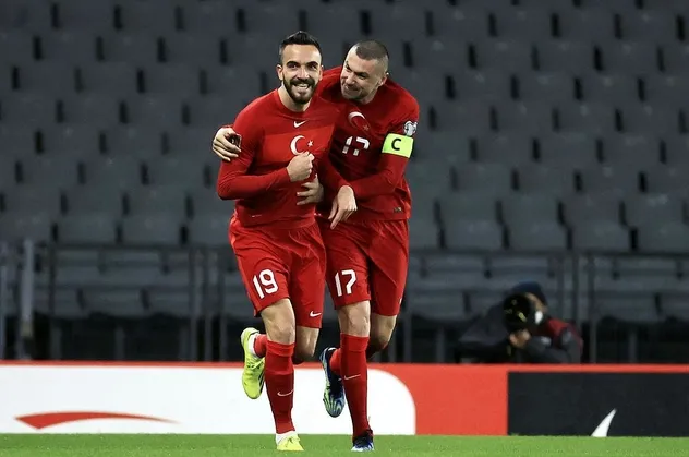 Son dakika: Milli futbolcu Kenan Karaman'ın Kovid-19 testi pozitif çıktı