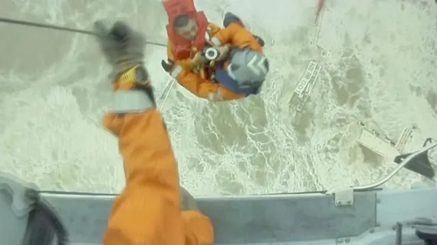 hong-kongu-chaba-firtinasi-vurdu-dev-gemi-ikiye-bolundu-1656770289050.jpeg Hong Kong’u Chaba Fırtınası vurdu! Dev gemi ikiye bölündü...-3