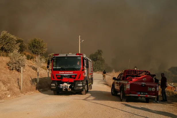 İzmir'in Urla ilçesinde çıkan orman yangını nedeniyle Orhanlı Köyü boşaltıldı-3