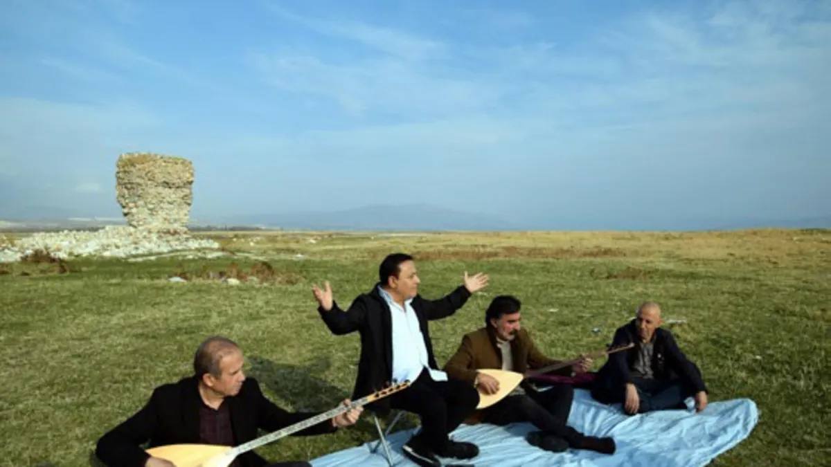 Van Gölü çekildi, ozan Celal Yarıcı türküyle kuraklığa dikkat çekti!