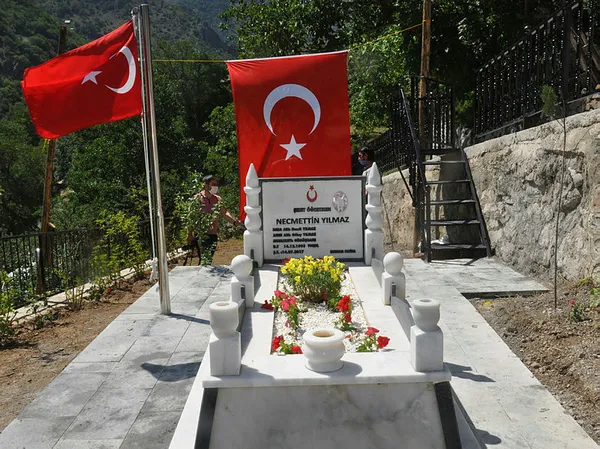 tuncelide-teror-orgutu-pkknin-3-yil-once-orucluyken-sehit-ettigi-ogretmen-necmettin-yilmaz-mezari-basinda-anildi-1594912289788.jpg Tunceli'de terör örgütü PKK'nın, 3 yıl önce oruçluyken şehit ettiği öğretmen Necmettin Yılmaz mezarı başında anıldı-7