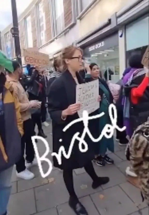 katil-israili-destekleyen-mcdonalds-subesinde-fareli-protesto-filistine-ozgurluk-1698752279430.jpeg Katil İsrail'i destekleyen McDonald'a fareli protesto! Bir anda ortaya saçtı: Özgür Filistin-10
