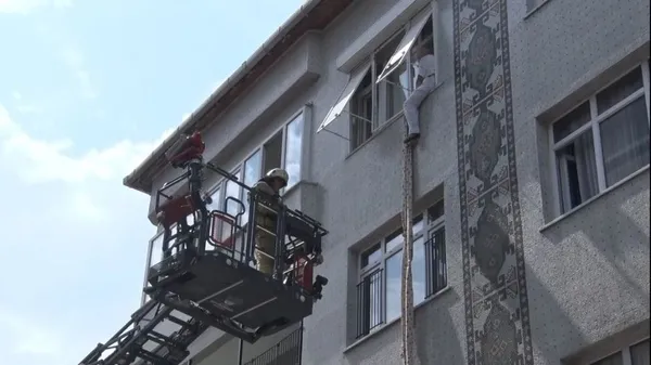 istanbulda-evde-kilitli-kalan-kadin-bez-parcalarini-baglayarak-2-kattan-asagiya-inmek-istedi-1661411322422.jpg İstanbul'da evde kilitli kalan kadın bez parçalarını bağlayarak 2. kattan aşağıya inmek istedi-11