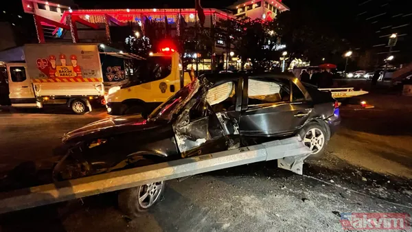 Bakırköy'de feci kaza! Aydınlatma direğini deviren otomobil yan yoldaki otomobile çarptı... - 3