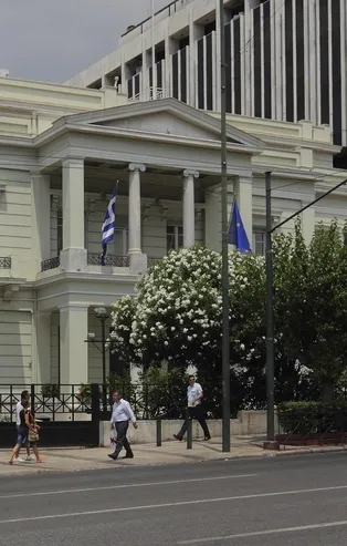 'Dimokratia' paçavrasının skandal haberini Yunan Dışişleri yalnızca "kınamakla" yetindi