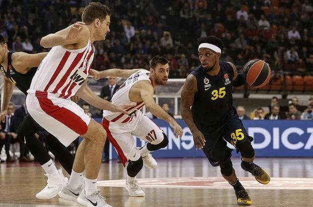 Fenerbahçe, deplasmanda Olympiakos'u devirdi