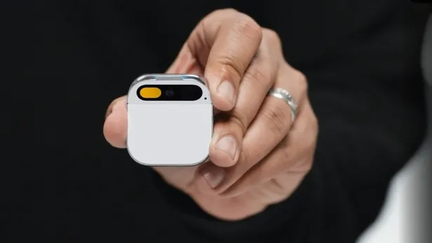 dunyanin-ilk-giyilebilir-ekrani-olmayan-telefon-tanitildi-humane-ai-pin-fiyati-ve-ozellikleri-humane-ai-pin-ne-1699871996478.jpeg