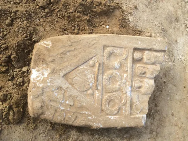 Okul temeli kazısında Roma dönemine ait mezar taşı bulundu-2