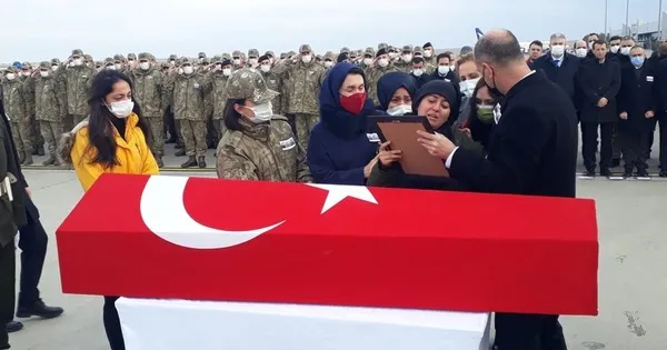 sanliurfa-sehitleri-memleketlerine-ugurlandi-tegmen-murat-alyakutun-esi-tabutuna-sarildi-1641710940364.jpg Şanlıurfa şehitleri memleketlerine uğurlandı! Teğmen Murat Alyakut'un eşi tabutuna sarıldı-3