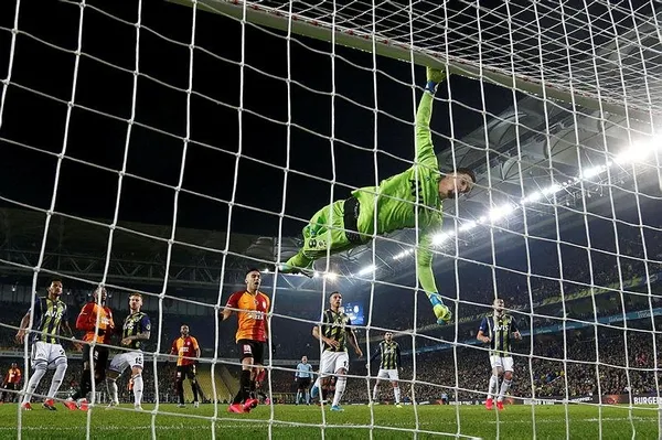 Ajax, Newcastle, Napoli ve Lazio Fenerbahçe'nin peşinde: Hedeflerinde Altay Bayındır ve Attila Szalai var-2