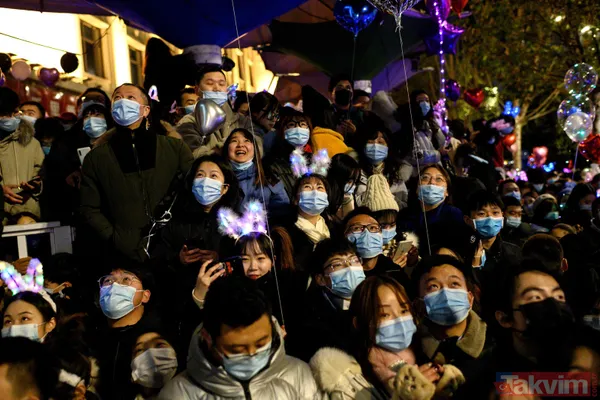 Koronavirüsün ortaya çıktığı Vuhan'da yılbaşı kutlaması! Görüntüler pes dedirtti - 10