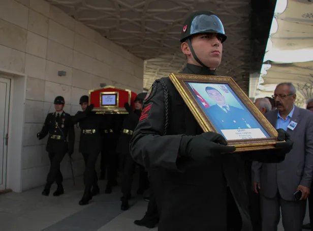 Barış Pınarı Harekatı şehidine acı veda! Nişanlısını gelinlikle son yolculuğa uğurladı-1