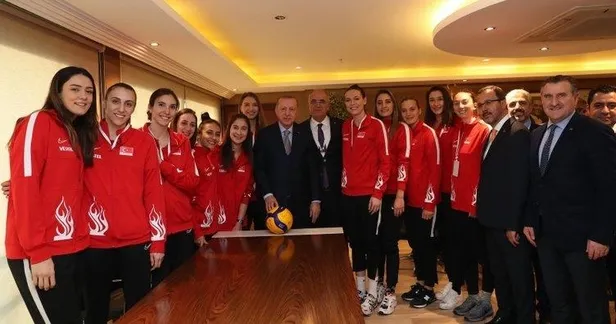 baskan-erdogan-a-milli-kadin-voleybol-takimi-oyunculariyla-bir-araya-geldi-1581188180403.jpeg Başkan Erdoğan, A Milli Kadın Voleybol Takımı oyuncularıyla bir araya geldi-1