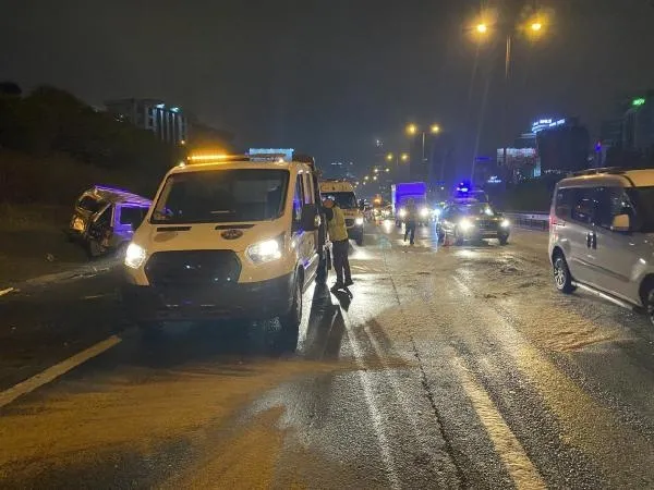 Ataşehir'de İETT dehşeti! Emniyet şeridindeki minibüse çarptı: 2 yaralı-5