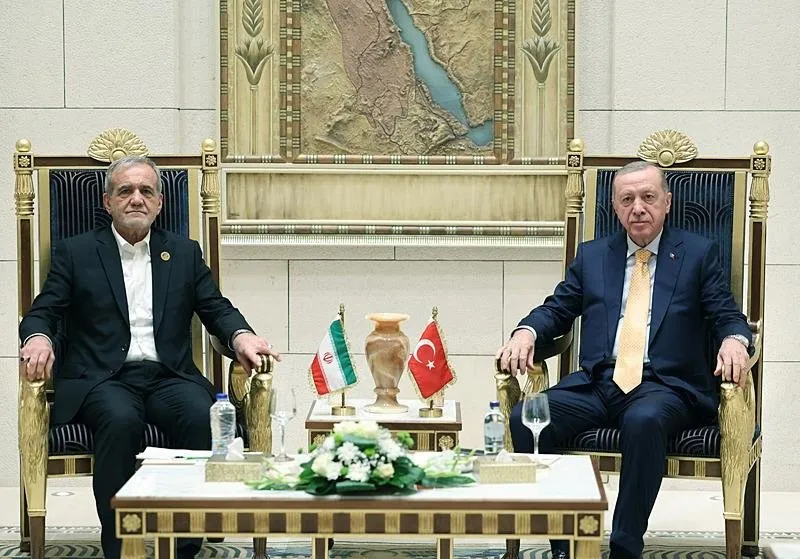 Başkan Recep Tayyip Erdoğan, D-8 Zirvesi'ne katılmak üzere geldiği Mısır'ın başkenti Kahire'de, İran Cumhurbaşkanı Mesud Pezeşkiyan ile bir araya geldi. (AA)