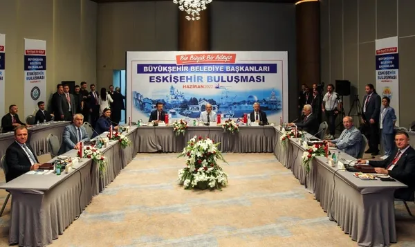 Afet var başkan yok! Ankara selle uğraşırken Mansur Yavaş Eskişehir’de toplantıda!