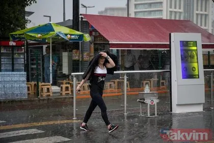 İstanbul’da sağanak yağıştan manzaralar