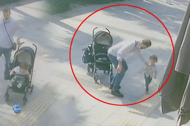 Bebek arabasından düşen çocuğuna şiddet uygulayan baba gözaltına alındı!