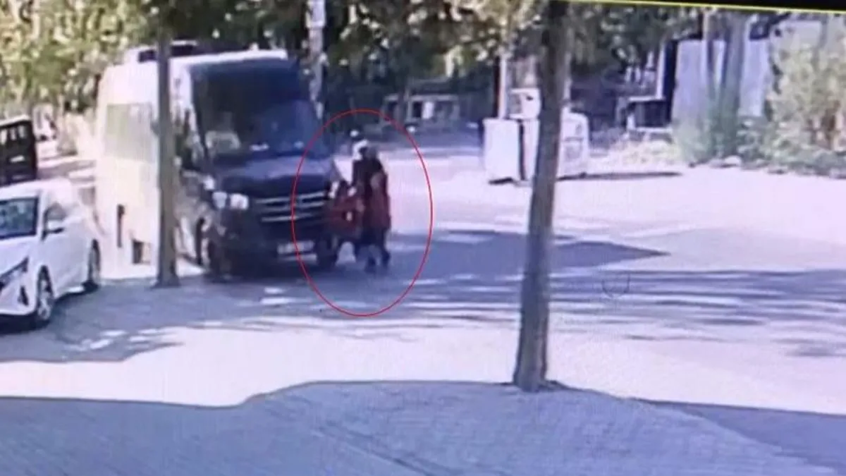 Yaya geçidinde facia: Minibüs böyle çarptı