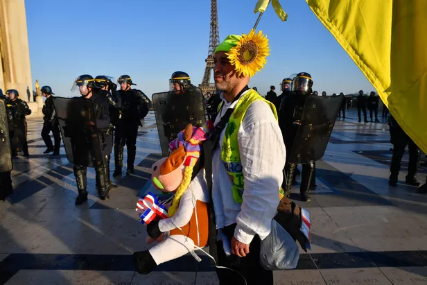 Fransa'da sarı yelekliler gösterilerin 20. haftasında sokaklarda-1