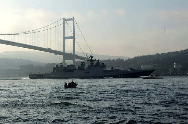 İstanbul Boğazı'nda hareketli anlar! Sahil güvenlik botları eşlik etti