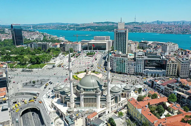Taksim Camii'ne turistlerden yoğun ilgi