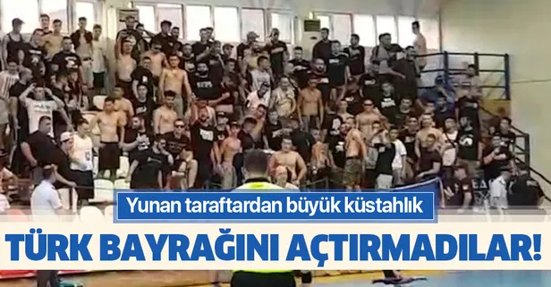 Yunan taraftardan büyük küstahlık! Türk bayrağını açtırmadılar!