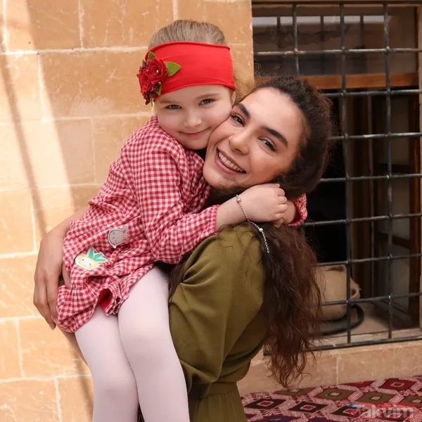 Dizide Ebru Şahin'in Kardeşini Canlandıran Ve Tatlı Diliyle Kendine Hayran Bırakan Demirbilek, Yıllar Sonra Gündem Oldu. Minik Yıldızın Son Halini Görenler İse...